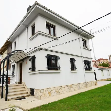 Housing Leon Casa Con Jardin Villa Exterior photo