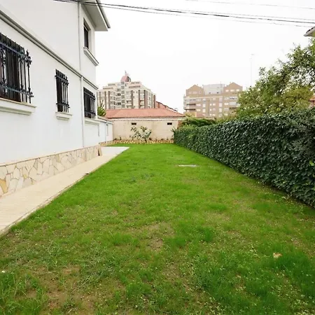 Housing Leon Casa Con Jardin Villa Exterior photo