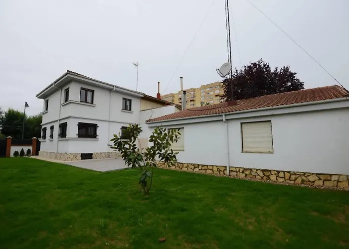 Housing Leon Casa Con Jardin