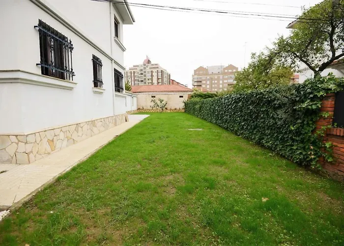 Housing Leon Casa con Jardín privado y BBC