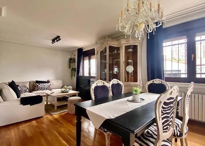 Housing Leon Casa Con Jardin