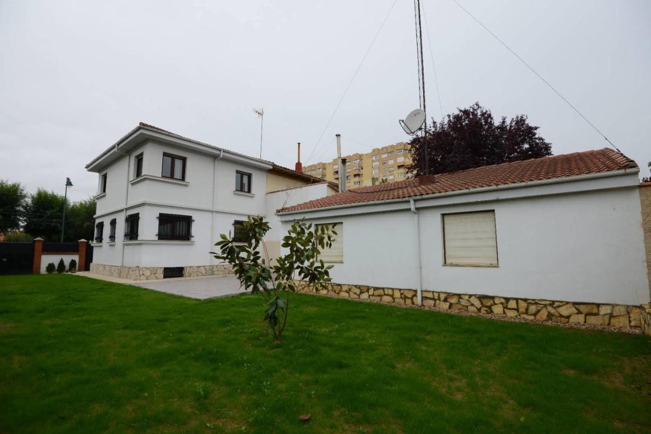 Housing Casa Con Jardin Holiday home *