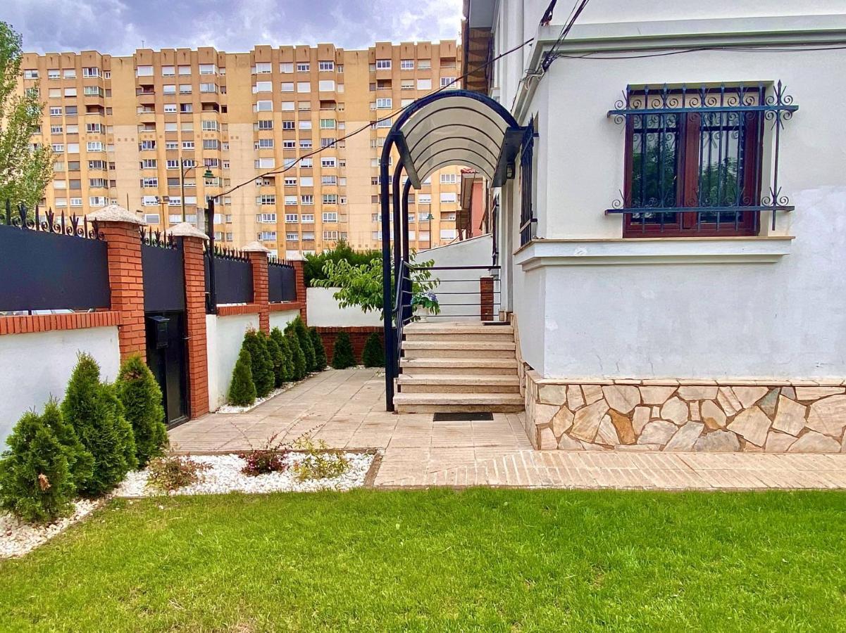 Housing Casa Con Jardin * Leon